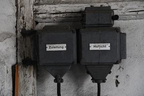 Alte Schalter Zuleitung und Hoflicht-Beschriftung