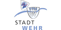 Logo 2 Wappen skizziert Pferd und Ähren vor stilisiertem Flusslauf gau-blau